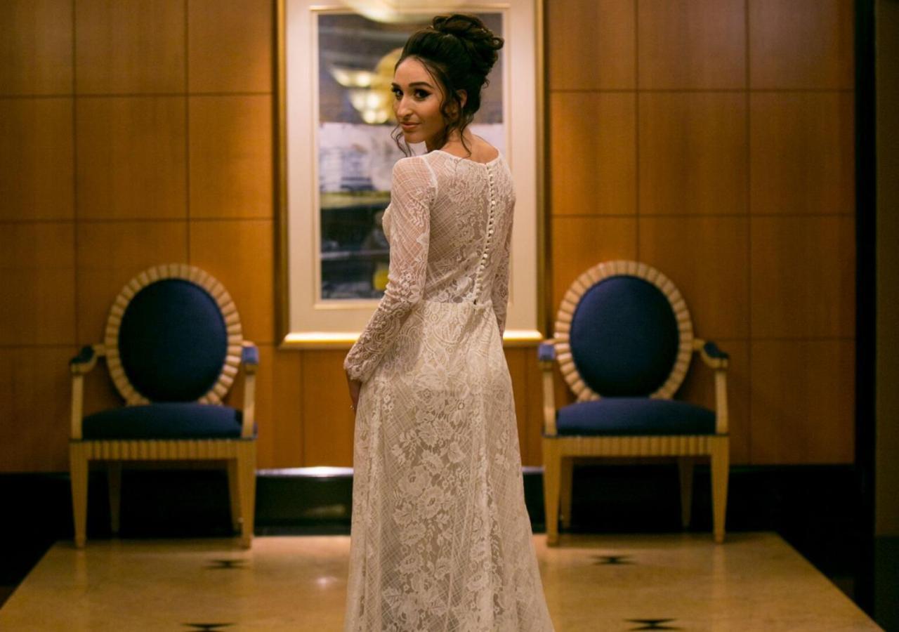 Duxton Hotel Perth Eksteriør bilde A woman wearing a white dress
